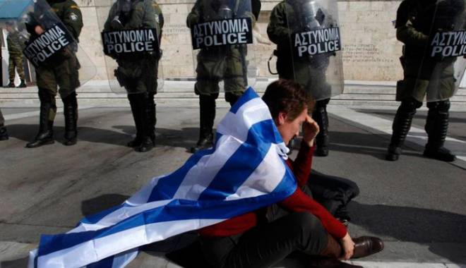 Bomba cu ceas din Grecia: Avertismentul grecilor pentru Angela Merkel - greekantiausterity28618800-1427112194.jpg