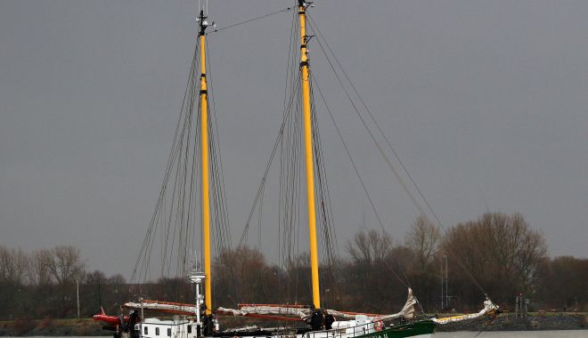 Greenpeace a blocat accesul pe mare într-o rafinărie din portul Rotterdam - greenpeaceablocataccesulpemare-1633867265.jpg