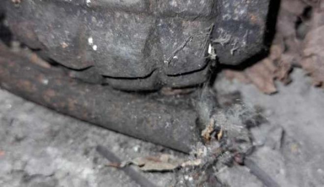 Grenadă devensivă găsită de un bărbat în podul unei case vechi, ridicată de pirotehnişti