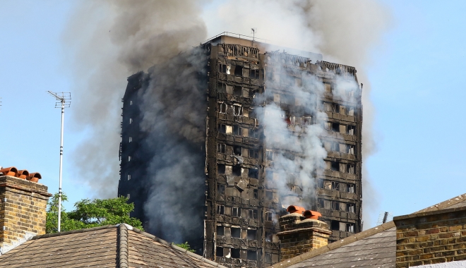 EXISTĂ MINUNI! POVESTE IMPRESIONANTĂ A UNEI FAMILII PRINSE ÎN IADUL DIN LONDRA - grenfelltowerfire2close-1498029545.jpg