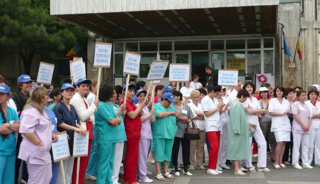 Sute de medici, pregătiți de proteste - grevamedicispitaluljudetean17-1375870518.jpg