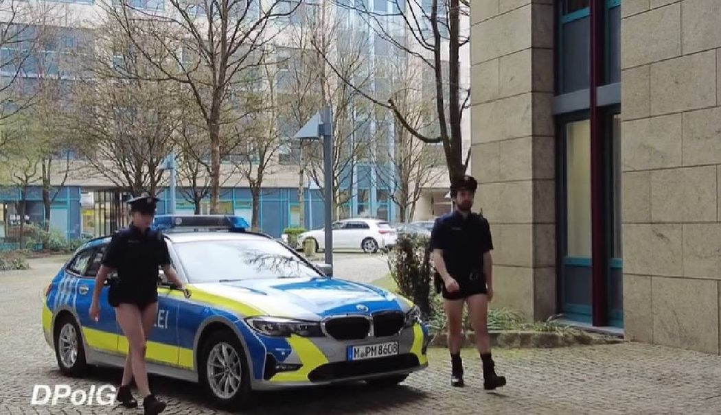Protest inedit: polițiștii vin la muncă, în chiloți! - grevapolitistichilotigermania895-1712399734.jpeg