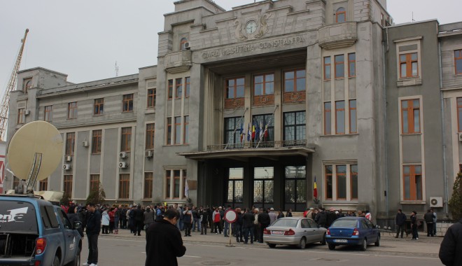 Protestatarii nu renunță la grevă și cer demisia directorilor de la CNAPMC - grevaportconstanta1-1334930855.jpg
