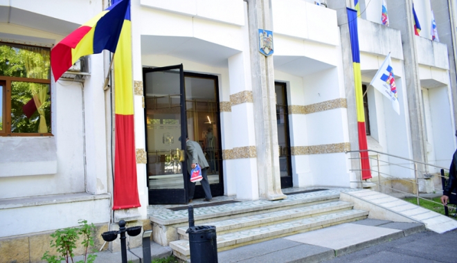 Grevă japoneză la Primăria Constanța și la SPIT. Unii vor salarii mai mari, alții vor să le rămână la fel ca și până acum - grevaprimarie-1495645939.jpg