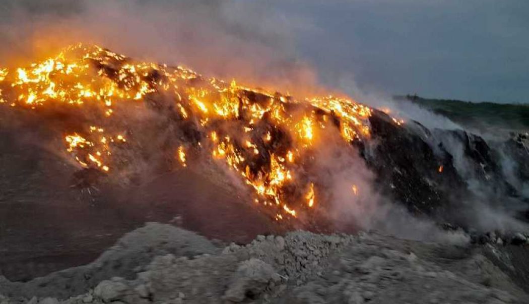 Incendiu devastator la o groapă de gunoi. Pompierii luptă cu flăcările uriașe - groapa-de-gunoi-1749975078.jpg