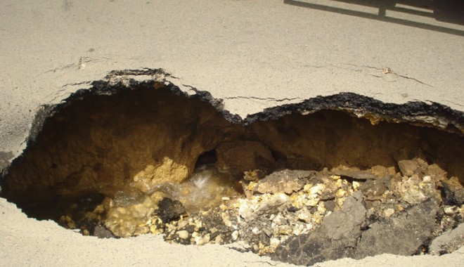O mașină de gunoi a aterizat într-un crater de un metru în asfalt - groapaeforie-1312559051.jpg