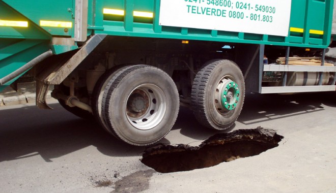 O mașină de gunoi a aterizat într-un crater de un metru în asfalt - groapaeforie2-1312559043.jpg