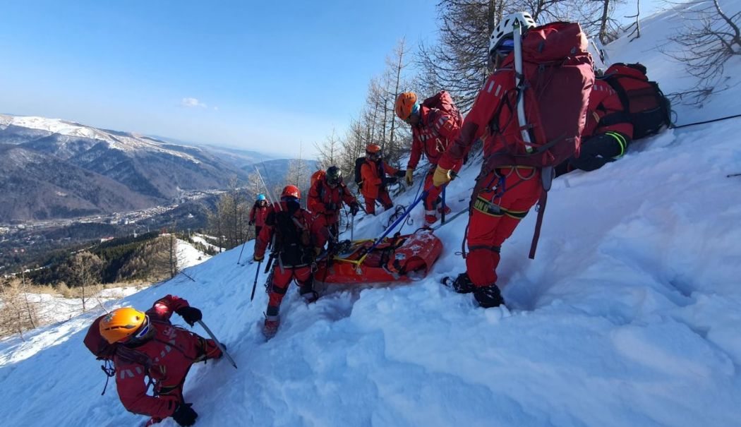 Grup de turişti din Constanţa, printre care şi cinci copii, ajutaţi de salvamontişti să ajungă la telecabină, din cauza riscului de avalanşă - grup-turisti-1733659470.jpg