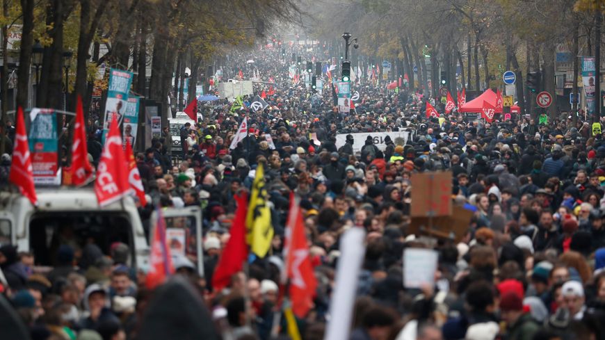 Franța paralizată de greva generală: Aproape un milion de persoane au ieșit în stradă - grveenfrance-1758193584.jpg