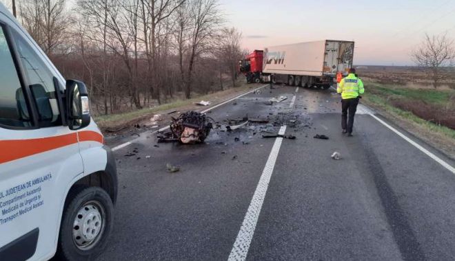 ACCIDENT RUTIER.  O victimă, în urma coliziunii dintre un TIR şi un autoturism