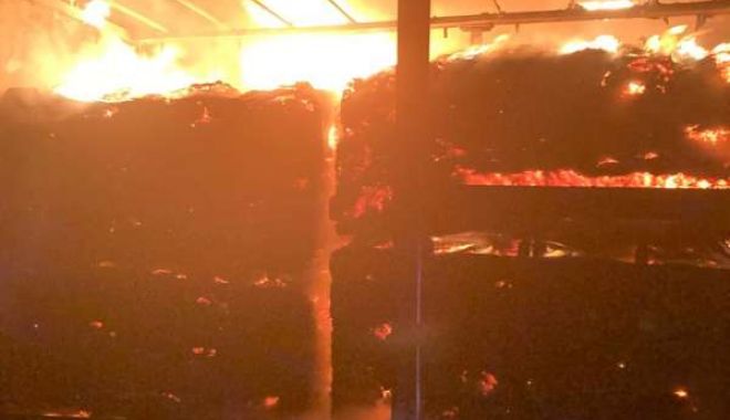 Autocamion încărcat cu deşeuri de carton, în flăcări pe autostradă - gsa23ian23incendiucamion1-1674544954.jpeg