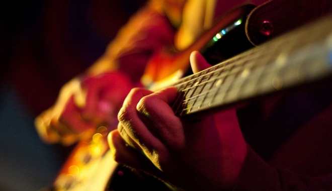 Chitaristul unei trupe celebre, găsit mort în casă - guitar-1491981730.jpg