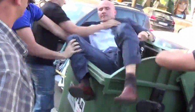Campanie de zile mari! Politicienii corupți, aruncați în tomberoane - gunoi-1411800924.jpg
