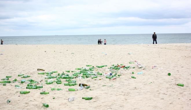 Seringi, ace, plastice și scutece, pe plajele de pe litoral! - gunoiae-1497185682.jpg