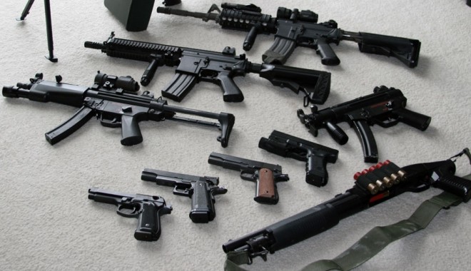 Traficantă de arme la 60 de ani! - guns100012736600-1365262312.jpg