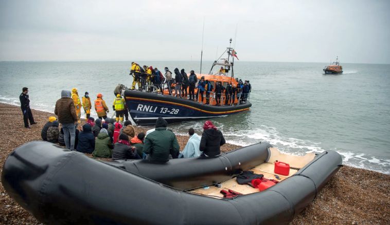 Guvernul britanic ia în calcul cazarea migranţilor în baze militare - guvernul-1757321559.jpg