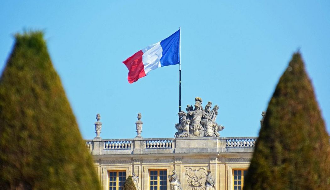 Guvernul francez, la un pas de a fi demis prin moţiune de cenzură, o premieră după 1962