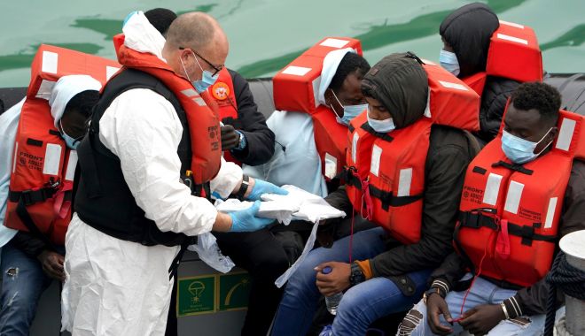Guvernul de la Londra cere închisoare pe viaţă pentru traficanţii de migranţi - guvernulmariibritanii-1633957728.jpg
