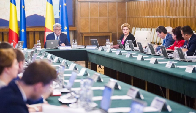 Salariul minim, luat în discuție de Guvern - guvernultudose-1511883366.jpg
