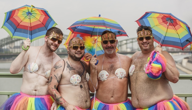 O primărie din România va interzice paradele gay - guy-1499176562.jpg