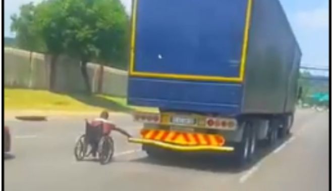 Imagini surprinse pe autostradă: un bărbat în scaun cu rotile s-a prins de un TIR - h55044475e1552297235104-1552390966.jpg