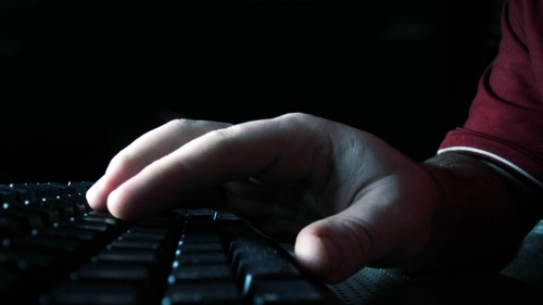 Fost jandarm din Constanța, anchetat de DIICOT pentru spargerea e-mailurilor politicienilor - hacker01050700-1333463076.jpg