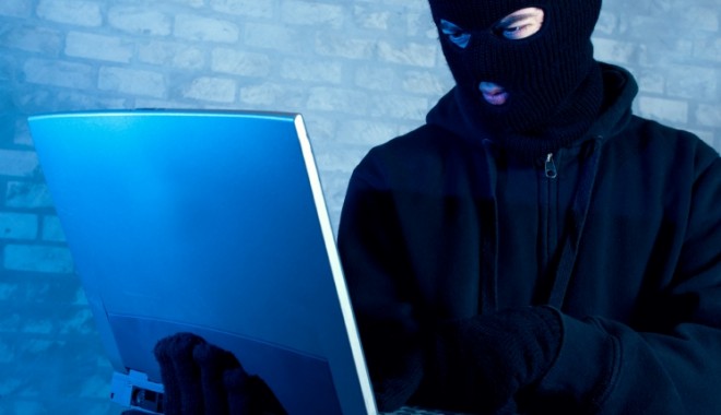 Un puternic virus informatic a contaminat computerele, în Ucraina - hackerlaptop-1394378932.jpg