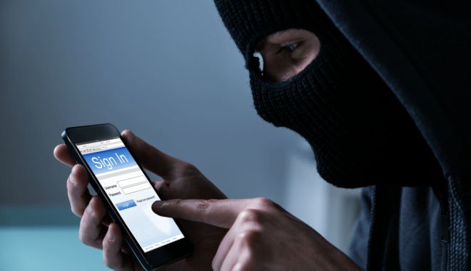 Cum au încercat hackerii să-ți fure datele și banii prin telefon - hackerstealingloginonsmartphone-1591526117.jpg