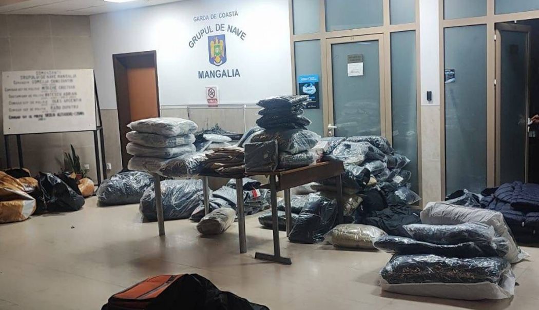 Sute de articole vestimentare suspecte au fost oprite de autorități, la Mangalia - haine-contrafacute-1761675096.jpg