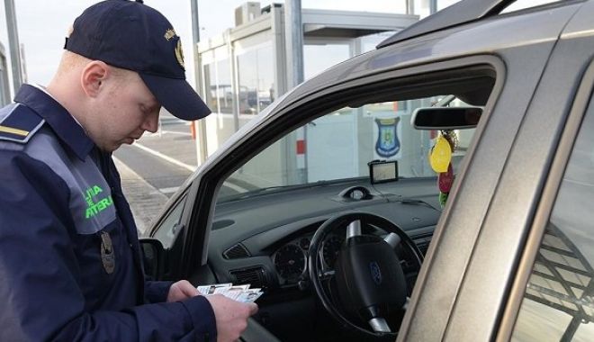 Captură la graniță: bunuri interzise, găsite în mașinile călătorilor - hainecontrafacute-1574285946.jpg