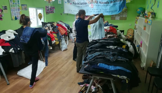 Hăinuțe, jucării și alimente pentru copiii sărmani din Nazarcea - hainutesijucarii1-1511287740.jpg