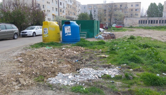 Constănțeni surprinși în timp ce aruncau saci cu moloz între blocuri - hal-1460302723.jpg