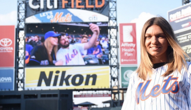 Simona Halep,  în centrul atenției  unui meci de baseball - halep-1503505666.jpg