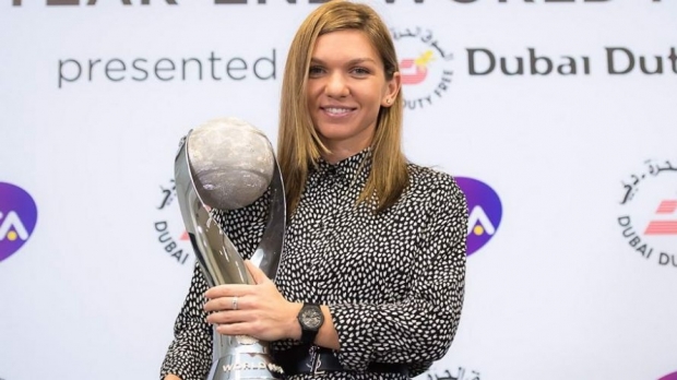 Simona Halep a primit trofeul de numărul 1 WTA: E greu, parcă are 10 kilograme - halep40931400-1509278483.jpg
