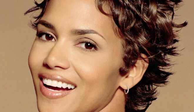 Se mărită a treia oară. Acum vrea nuntă cu puțini invitați! - halleberry-1350490262.jpg