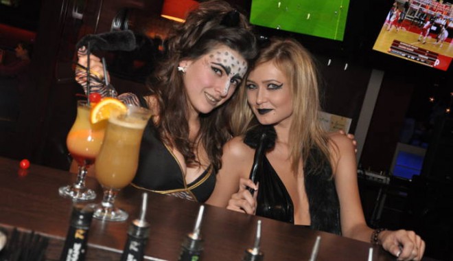E petrecere de Halloween: costume, dovlecei și karaoke - halloween2-1351612329.jpg