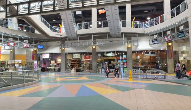 MAMĂ ȘI COPIL, DISPĂRUȚI DIN MALL. TELEFONUL CU DATELE ȘTERSE ȘI CHEILE, GĂSITE LA LOCUL DE JOACĂ - hallwaysmall-1524724046.jpg