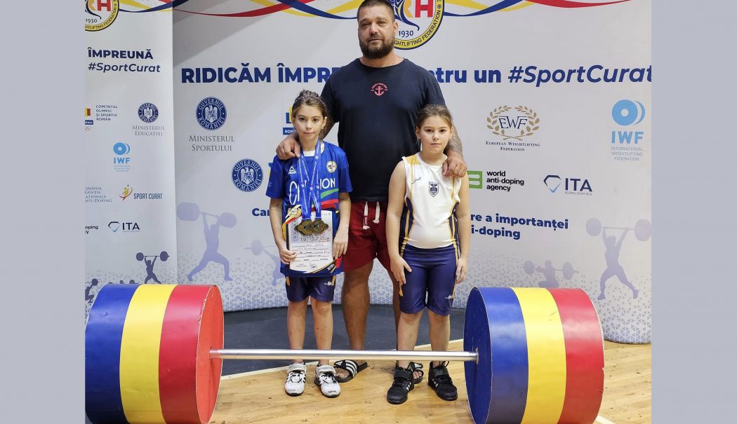 Evoluţii remarcabile pentru surorile Adelina şi Gabriela Petcu la Campionatul Naţional de Haltere - haltere-csm-1724256470.jpg