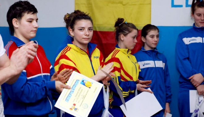 Drama unei campioane a Constanței și a Europei! DACĂ VA MAI CONCURA, VA AJUNGE LA CUȚIT! - halterevaloare-1368649590.jpg