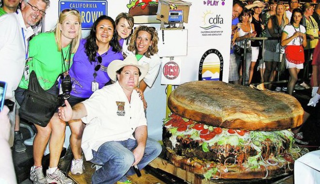 Hamburgerul asta are... 1.375.000 de calorii - hamburger-1310024961.jpg