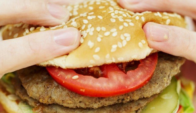 De ce trebuie să evităm alimentele preparate cu multă apă - hamburger-1332448514.jpg