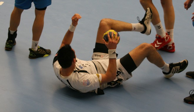Handbal / HCM Constanța - Știința Bacău, 12 -12 la pauză - hanbal1-1323598133.jpg