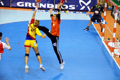 România și-a depus candidatura pentru a găzdui CE de handbal feminin 2012 - handbal-1338914998.jpg