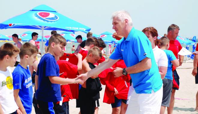 Aihan Omer a oferit premii la Festivalul de handbal pe plajă de la Mamaia - handbal-1435829821.jpg