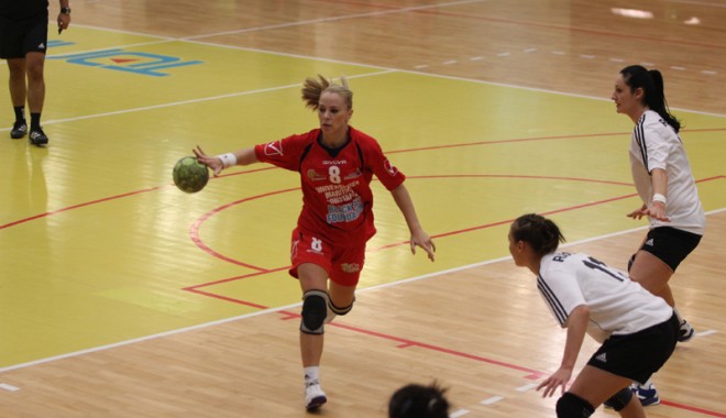 CSU Neptun a învins lejer la Giurgiu - handbalcsuneptun67-1352053956.jpg
