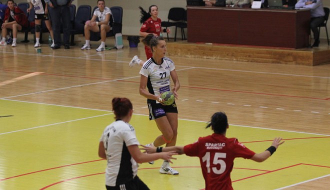 CSU Neptun, la un pas de a șaptea victorie consecutivă - handbalfetecsuneptun-1350670877.jpg