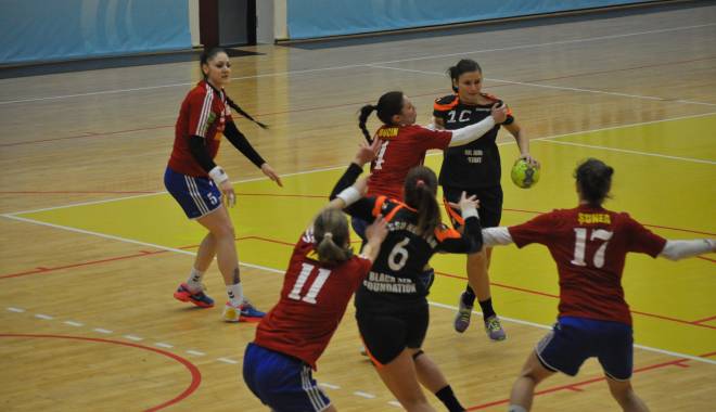 Liga Națională de handbal feminin, etapa a 15-a. CSU Neptun, trei puncte uriașe. Andreea Enescu, omul meciului cu Mureșul / Galerie foto - handbalfetecsuneptun1-1421659352.jpg