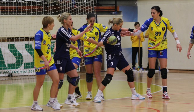 Handbal / Arbitri ieșeni la meciul CSM București - CSU Neptun - handbalfetecsuneptun101-1330423823.jpg