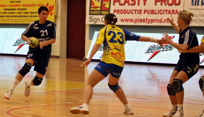 CSU Neptun va juca în devans meciul cu HC Zalău - handbalfetecsuneptun55-1329472527.jpg