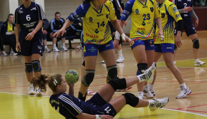 CSU Neptun se scufundă: a pierdut acasă cu Baia Mare! - handbalfetecsuneptun65-1331489959.jpg